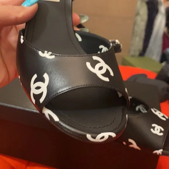 Chanel - Picture 9 of 16